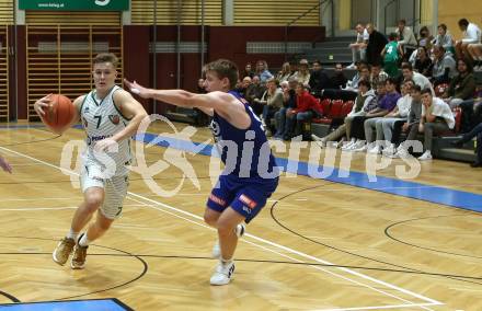 Basketball Austria Cup 2021/22.  KOS Celovec gegen  Vienna D.C. Timberwolves. Valentin Pasterk (KOS), Jonas John  (Timberwolves). Klagenfurt, am 24.10.2021.
Foto: Kuess
www.qspictures.net
---
pressefotos, pressefotografie, kuess, qs, qspictures, sport, bild, bilder, bilddatenbank