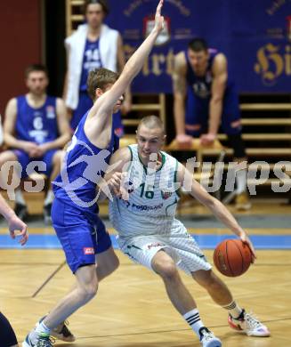 Basketball Austria Cup 2021/22.  KOS Celovec gegen  Vienna D.C. Timberwolves. Erik Groznik (KOS), Omer Suljanovic  (Timberwolves). Klagenfurt, am 24.10.2021.
Foto: Kuess
www.qspictures.net
---
pressefotos, pressefotografie, kuess, qs, qspictures, sport, bild, bilder, bilddatenbank