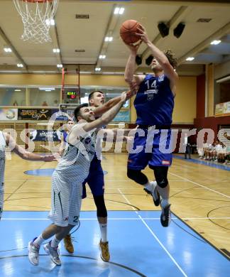 Basketball Austria Cup 2021/22.  KOS Celovec gegen  Vienna D.C. Timberwolves. Marin Sliskovic (KOS), Peter Hofbauer  (Timberwolves). Klagenfurt, am 24.10.2021.
Foto: Kuess
www.qspictures.net
---
pressefotos, pressefotografie, kuess, qs, qspictures, sport, bild, bilder, bilddatenbank