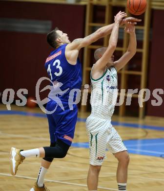 Basketball Austria Cup 2021/22.  KOS Celovec gegen  Vienna D.C. Timberwolves. Erik Groznik (KOS), Ziga Fifolt  (Timberwolves). Klagenfurt, am 24.10.2021.
Foto: Kuess
www.qspictures.net
---
pressefotos, pressefotografie, kuess, qs, qspictures, sport, bild, bilder, bilddatenbank