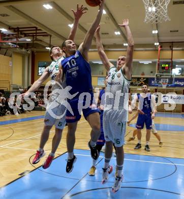 Basketball Austria Cup 2021/22.  KOS Celovec gegen  Vienna D.C. Timberwolves. Andi Smrtnik, Erik Groznik (KOS), Jakob Szkutta  (Timberwolves). Klagenfurt, am 24.10.2021.
Foto: Kuess
www.qspictures.net
---
pressefotos, pressefotografie, kuess, qs, qspictures, sport, bild, bilder, bilddatenbank