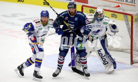 EBEL. Eishockey Bundesliga. VSV gegen Fehervar AV19.  Jamie Fraser, Andreas Bernard, (VSV), Balint Magosi   (Fehervar AV19). Villach, am 26.10.2021.
Foto: Kuess
www.qspictures.net
---
pressefotos, pressefotografie, kuess, qs, qspictures, sport, bild, bilder, bilddatenbank