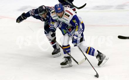 EBEL. Eishockey Bundesliga. VSV gegen Fehervar AV19. Chris Collins,  (VSV), Daniel Szabo   (Fehervar AV19). Villach, am 26.10.2021.
Foto: Kuess
www.qspictures.net
---
pressefotos, pressefotografie, kuess, qs, qspictures, sport, bild, bilder, bilddatenbank