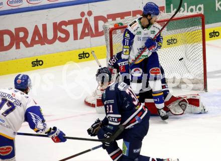 EBEL. Eishockey Bundesliga. VSV gegen Fehervar AV19.  Scott KOsmachuk,  (VSV),  Renars Krastenbergs, Henrik Johan Nilsson (Fehervar AV19). Villach, am 26.10.2021.
Foto: Kuess
www.qspictures.net
---
pressefotos, pressefotografie, kuess, qs, qspictures, sport, bild, bilder, bilddatenbank