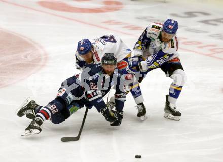 EBEL. Eishockey Bundesliga. VSV gegen Fehervar AV19.  Jamie Fraser, Derek Joslin, (VSV),  Balint Magosi  (Fehervar AV19). Villach, am 26.10.2021.
Foto: Kuess
www.qspictures.net
---
pressefotos, pressefotografie, kuess, qs, qspictures, sport, bild, bilder, bilddatenbank