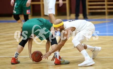 Basketball Zweite Liga 2021/2022. Grunddurchgang 4. Runde.  Woerthersee Piraten gegen Dornbirn Lions. Shawn Ray (Piraten), Christos Bratsiakos  (Dornbirn). Klagenfurt, am 30.10.2021.
Foto: Kuess
www.qspictures.net

---
pressefotos, pressefotografie, kuess, qs, qspictures, sport, bild, bilder, bilddatenbank