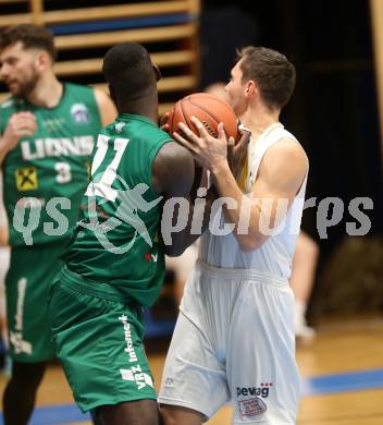 Basketball Zweite Liga 2021/2022. Grunddurchgang 4. Runde.  Woerthersee Piraten gegen Dornbirn Lions. Jan-Arne Apschner (Piraten), Thimothee Troussel  (Dornbirn). Klagenfurt, am 30.10.2021.
Foto: Kuess
www.qspictures.net

---
pressefotos, pressefotografie, kuess, qs, qspictures, sport, bild, bilder, bilddatenbank