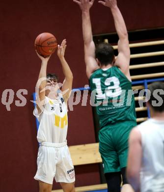 Basketball Zweite Liga 2021/2022. Grunddurchgang 4. Runde.  Woerthersee Piraten gegen Dornbirn Lions. Felix Leindecker (Piraten), Georgios Tsimidis  (Dornbirn). Klagenfurt, am 30.10.2021.
Foto: Kuess
www.qspictures.net

---
pressefotos, pressefotografie, kuess, qs, qspictures, sport, bild, bilder, bilddatenbank