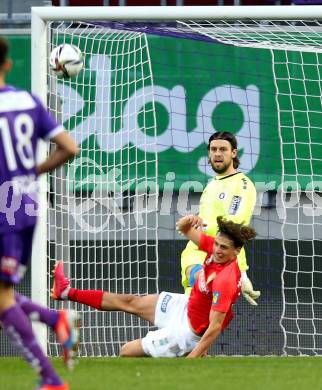 Fussball. Bundesliga. SK Austria Klagenfurt gegen  FC Flyeralarm Admira.   Phillip Menzel, (Klagenfurt), Luca Kronberger  (Admira). Klagenfurt, am 30.10.2021.
Foto: Kuess
www.qspictures.net
---
pressefotos, pressefotografie, kuess, qs, qspictures, sport, bild, bilder, bilddatenbank