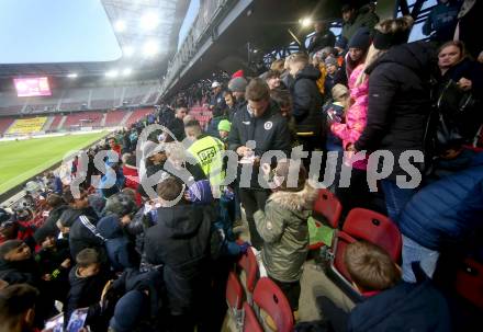 Fussball. Bundesliga. SK Austria Klagenfurt gegen  FC Flyeralarm Admira.   Thorsten Mahrer, Kinder,  (Klagenfurt). Klagenfurt, am 30.10.2021.
Foto: Kuess
www.qspictures.net
---
pressefotos, pressefotografie, kuess, qs, qspictures, sport, bild, bilder, bilddatenbank