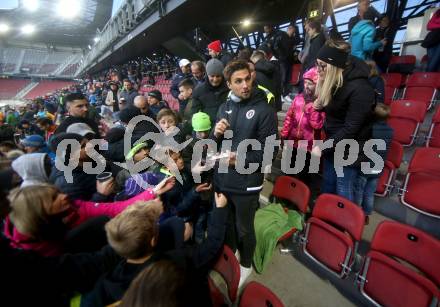 Fussball. Bundesliga. SK Austria Klagenfurt gegen  FC Flyeralarm Admira.   Thorsten Mahrer, Kinder,  (Klagenfurt). Klagenfurt, am 30.10.2021.
Foto: Kuess
www.qspictures.net
---
pressefotos, pressefotografie, kuess, qs, qspictures, sport, bild, bilder, bilddatenbank