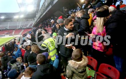 Fussball. Bundesliga. SK Austria Klagenfurt gegen  FC Flyeralarm Admira.   Thorsten Mahrer, Kinder,  (Klagenfurt). Klagenfurt, am 30.10.2021.
Foto: Kuess
www.qspictures.net
---
pressefotos, pressefotografie, kuess, qs, qspictures, sport, bild, bilder, bilddatenbank