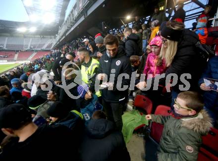 Fussball. Bundesliga. SK Austria Klagenfurt gegen  FC Flyeralarm Admira.   Thorsten Mahrer, Kinder,  (Klagenfurt). Klagenfurt, am 30.10.2021.
Foto: Kuess
www.qspictures.net
---
pressefotos, pressefotografie, kuess, qs, qspictures, sport, bild, bilder, bilddatenbank