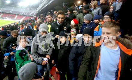 Fussball. Bundesliga. SK Austria Klagenfurt gegen  FC Flyeralarm Admira. Thorsten Mahrer, Kinder. Klagenfurt, am 30.10.2021.
Foto: Kuess
www.qspictures.net
---
pressefotos, pressefotografie, kuess, qs, qspictures, sport, bild, bilder, bilddatenbank