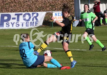 Fussball. 2. Frauenbundesliga. Carinthians LIWOdruck Hornets gegen FC Altera Porta.  Vanessa Kraker (Carinthians),  Verena Wolfsoeldner (Altera Porta). Feistritz/Drau, 31.10.2021.
Foto: Kuess
---
pressefotos, pressefotografie, kuess, qs, qspictures, sport, bild, bilder, bilddatenbank