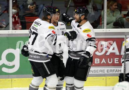 EBEL. Eishockey Bundesliga. KAC gegen Dornbirn Bulldogs. Torjubel Groendahl Ari, Jevpalovs Nikita, Ruzicka Vladimir, (Dornbirn). Klagenfurt, am 5.11.2021.
Foto: Kuess
www.qspictures.net

---
pressefotos, pressefotografie, kuess, qs, qspictures, sport, bild, bilder, bilddatenbank