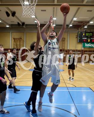 Basketball Zweite Liga 2021/2022. Grunddurchgang 5. Runde.  KOS Celovec gegen Basket Flames.  Marin Sliskovic (KOS), Lazar Gagic  (Basket Flames). Klagenfurt, am 6.11.2021.
Foto: Kuess
www.qspictures.net
---
pressefotos, pressefotografie, kuess, qs, qspictures, sport, bild, bilder, bilddatenbank