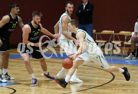 Basketball Zweite Liga 2021/2022. Grunddurchgang 5. Runde.  KOS Celovec gegen Basket Flames. Samuel Seher (KOS), Gabriel Stepan  (Basket Flames). Klagenfurt, am 6.11.2021.
Foto: Kuess
www.qspictures.net
---
pressefotos, pressefotografie, kuess, qs, qspictures, sport, bild, bilder, bilddatenbank