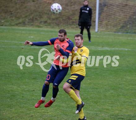 Fussball. 1. Klasse D. DSG Ferlach gegen Tainach. Stefan Sebastian Bleyer   (Ferlach),  Guenther Zussner  (Tainach). Ferlach, 6.11.2021.
Foto: Kuess
---
pressefotos, pressefotografie, kuess, qs, qspictures, sport, bild, bilder, bilddatenbank