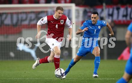 Fussball. FIFA. WM Qualifikationsspiel. European Qualifiers. Oesterreich gegen Israel. Martin Hinteregger,  (Oesterreich), Eran Zahavi   (Isarael). Klagenfurt, Woerthersee Stadion, 12.11.2021.
Foto: Kuess
---
pressefotos, pressefotografie, kuess, qs, qspictures, sport, bild, bilder, bilddatenbank