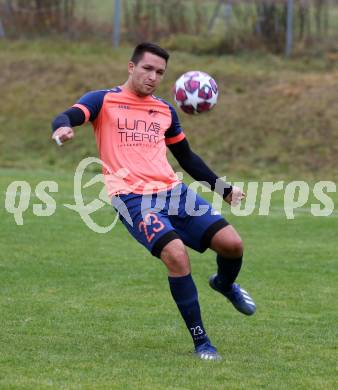 Fussball. 1. Klasse D. DSG Ferlach gegen Tainach. Adnan Huremovic (Tainach). Ferlach, 6.11.2021.
Foto: Kuess
---
pressefotos, pressefotografie, kuess, qs, qspictures, sport, bild, bilder, bilddatenbank