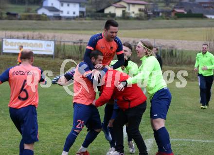 Fussball. 1. Klasse D. DSG Ferlach gegen Tainach. Torjubel  Guenther Zussner, (Tainach). Ferlach, 6.11.2021.
Foto: Kuess
---
pressefotos, pressefotografie, kuess, qs, qspictures, sport, bild, bilder, bilddatenbank