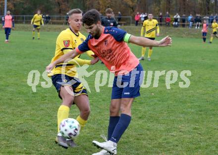 Fussball. 1. Klasse D. DSG Ferlach gegen Tainach.  Vernes Durmisevic (Ferlach),  Martin Sertschnigg   (Tainach). Ferlach, 6.11.2021.
Foto: Kuess
---
pressefotos, pressefotografie, kuess, qs, qspictures, sport, bild, bilder, bilddatenbank