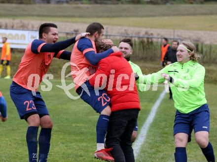 Fussball. 1. Klasse D. DSG Ferlach gegen Tainach. Torjubel  Guenther Zussner, Adnan Huremovic, Trainer Hermann Lippusch (Tainach). Ferlach, 6.11.2021.
Foto: Kuess
---
pressefotos, pressefotografie, kuess, qs, qspictures, sport, bild, bilder, bilddatenbank