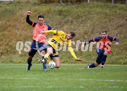 Fussball. 1. Klasse D. DSG Ferlach gegen Tainach. Maximilian Nikolaus Melbinger  (Ferlach),  Adnan Huremovic, Darko Preradovic (Tainach). Ferlach, 6.11.2021.
Foto: Kuess
---
pressefotos, pressefotografie, kuess, qs, qspictures, sport, bild, bilder, bilddatenbank