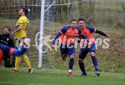 Fussball. 1. Klasse D. DSG Ferlach gegen Tainach. Torjubel  Guenther Zussner, Adnan Huremovic, (Tainach). Ferlach, 6.11.2021.
Foto: Kuess
---
pressefotos, pressefotografie, kuess, qs, qspictures, sport, bild, bilder, bilddatenbank