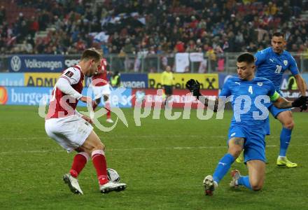 Fussball. FIFA. WM Qualifikationsspiel. European Qualifiers. Oesterreich gegen Israel.  Louis Schaub, (Oesterreich), Nir Bitton   (Isarael). Klagenfurt, Woerthersee Stadion, 12.11.2021.
Foto: Kuess
---
pressefotos, pressefotografie, kuess, qs, qspictures, sport, bild, bilder, bilddatenbank