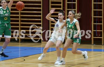 Basketball Damen Superliga 2021/2022. Grunddurchgang 5. Runde.  KOS Celovec Damen gegen UBI Graz. Elma Muharemovic  (KOS), Amelie Cooke  (Graz). Klagenfurt, am 20.11.2021.
Foto: Kuess
www.qspictures.net
---
pressefotos, pressefotografie, kuess, qs, qspictures, sport, bild, bilder, bilddatenbank