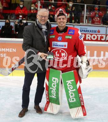 EBEL. Eishockey Bundesliga. KAC gegen	Tesla Orli Znojmo. Werner Pietsch, Spieler des Abends Sebastian Dahm (KAC). Klagenfurt, am 21.11.2021.
Foto: Kuess
www.qspictures.net

---
pressefotos, pressefotografie, kuess, qs, qspictures, sport, bild, bilder, bilddatenbank