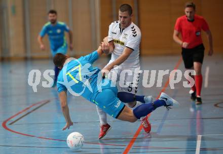 Futsal Meisterschaft (1.OEFL - B). Klagenfurt gegen Wiener Neustadt 1. FC Murexin Allstars. Matic Robert  (Klagenfurt),  Kozar Tomaz (Wr. Neustadt). Klagenfurt, 20.11.2021.
Foto: Kuess
www.qspictures.net
---
pressefotos, pressefotografie, kuess, qs, qspictures, sport, bild, bilder, bilddatenbank