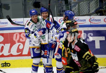 EBEL. Eishockey Bundesliga. VSV gegen spusu Vienna Capitals. Torjubel Scott Kosmachuk, John Hughes, Chris Collins  (VSV). Villach, am 26.11.2021.
Foto: Kuess
www.qspictures.net
---
pressefotos, pressefotografie, kuess, qs, qspictures, sport, bild, bilder, bilddatenbank