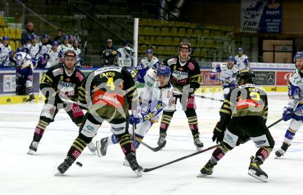 EBEL. Eishockey Bundesliga. VSV gegen spusu Vienna Capitals. Felix Maxa,  (VSV),  Philippe Lakos  (Vienna Capitals). Villach, am 26.11.2021.
Foto: Kuess
www.qspictures.net
---
pressefotos, pressefotografie, kuess, qs, qspictures, sport, bild, bilder, bilddatenbank