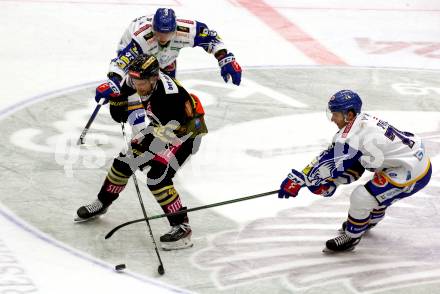 EBEL. Eishockey Bundesliga. VSV gegen spusu Vienna Capitals.  Marco Richter, Felix Maxa,  (VSV),  Alex Wall (Vienna Capitals). Villach, am 26.11.2021.
Foto: Kuess
www.qspictures.net
---
pressefotos, pressefotografie, kuess, qs, qspictures, sport, bild, bilder, bilddatenbank