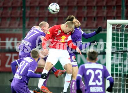 Fussball. Bundesliga. SK Austria Klagenfurt gegen  FC Red Bull Salzburg.   Nicolas Wimmer, Thorsten Mahrer, (Klagenfurt),Rasmus Nissen Kristensen   (Salzburg ). Klagenfurt, am 27.11.2021.
Foto: Kuess
www.qspictures.net
---
pressefotos, pressefotografie, kuess, qs, qspictures, sport, bild, bilder, bilddatenbank