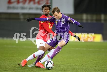 Fussball. Bundesliga. SK Austria Klagenfurt gegen  FC Red Bull Salzburg.   Alex Timossi Andersson,  (Klagenfurt), Daouda Guindo (Salzburg ). Klagenfurt, am 27.11.2021.
Foto: Kuess
www.qspictures.net
---
pressefotos, pressefotografie, kuess, qs, qspictures, sport, bild, bilder, bilddatenbank