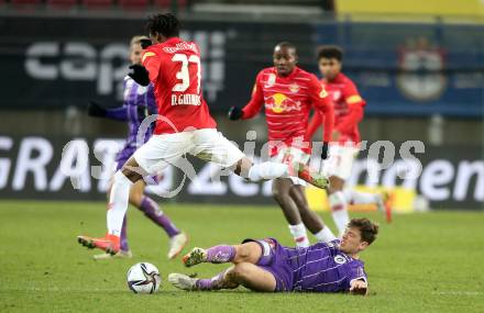 Fussball. Bundesliga. SK Austria Klagenfurt gegen  FC Red Bull Salzburg.   Herbert Paul,  (Klagenfurt), Daouda Guindo (Salzburg ). Klagenfurt, am 27.11.2021.
Foto: Kuess
www.qspictures.net
---
pressefotos, pressefotografie, kuess, qs, qspictures, sport, bild, bilder, bilddatenbank