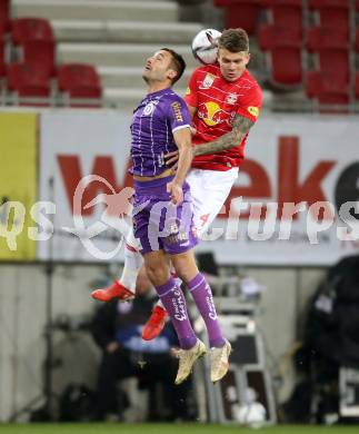 Fussball. Bundesliga. SK Austria Klagenfurt gegen  FC Red Bull Salzburg.   Markus Pink,  (Klagenfurt), Kamil Piatkowski (Salzburg ). Klagenfurt, am 27.11.2021.
Foto: Kuess
www.qspictures.net
---
pressefotos, pressefotografie, kuess, qs, qspictures, sport, bild, bilder, bilddatenbank