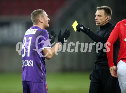 Fussball. Bundesliga. SK Austria Klagenfurt gegen  FC Red Bull Salzburg.   Turgay Gemicibasi,  (Klagenfurt), Schiedsrichter Gerhard Grobelnik. Klagenfurt, am 27.11.2021.
Foto: Kuess
www.qspictures.net
---
pressefotos, pressefotografie, kuess, qs, qspictures, sport, bild, bilder, bilddatenbank