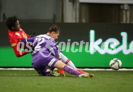 Fussball. Bundesliga. SK Austria Klagenfurt gegen  FC Red Bull Salzburg.   Alex Timossi Andersson,  (Klagenfurt), Daouda Guindo (Salzburg ). Klagenfurt, am 27.11.2021.
Foto: Kuess
www.qspictures.net
---
pressefotos, pressefotografie, kuess, qs, qspictures, sport, bild, bilder, bilddatenbank