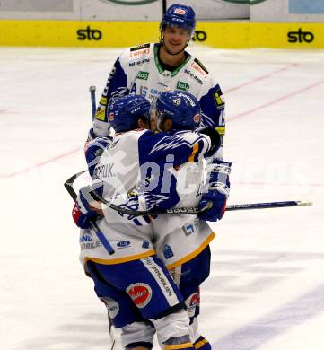 EBEL. Eishockey Bundesliga. VSV gegen Dornbirn Bulldogs. Torjubel Scott Kosmachuk, Sebastian Zauner, Stefan Bacher  (VSV). Villach, am 3.12.2021.
Foto: Kuess
www.qspictures.net
---
pressefotos, pressefotografie, kuess, qs, qspictures, sport, bild, bilder, bilddatenbank