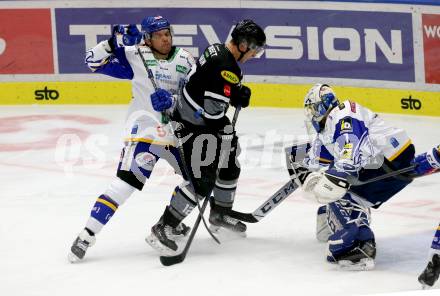 EBEL. Eishockey Bundesliga. VSV gegen Dornbirn Bulldogs.  Derek Joslin, Andreas Bernard, (VSV),  Pavlo Padakin   (Dornbirn Bulldogs). Villach, am 3.12.2021.
Foto: Kuess
www.qspictures.net
---
pressefotos, pressefotografie, kuess, qs, qspictures, sport, bild, bilder, bilddatenbank