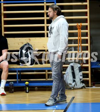 Basketball Zweite Liga 2021/2022. Grunddurchgang 8. Runde.  Woerthersee Piraten gegen RAIDERS Tirol.  Trainer Trainer Amir Medinov (Tirol). Klagenfurt, am 4.12.2021. 
Foto: Kuess
www.qspictures.net

---
pressefotos, pressefotografie, kuess, qs, qspictures, sport, bild, bilder, bilddatenbank