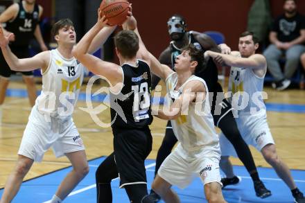 Basketball Zweite Liga 2021/2022. Grunddurchgang 8. Runde.  Woerthersee Piraten gegen RAIDERS Tirol.  Alexander Pirker, Simon Finzgar,  (KOS), Mihajlo Benic (Tirol). Klagenfurt, am 4.12.2021. 
Foto: Kuess
www.qspictures.net

---
pressefotos, pressefotografie, kuess, qs, qspictures, sport, bild, bilder, bilddatenbank