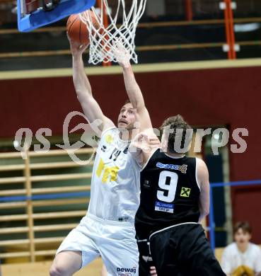 Basketball Zweite Liga 2021/2022. Grunddurchgang 8. Runde.  Woerthersee Piraten gegen RAIDERS Tirol.  Maximilian Kunovjanek (KOS), Ziga Habat (Tirol). Klagenfurt, am 4.12.2021. 
Foto: Kuess
www.qspictures.net

---
pressefotos, pressefotografie, kuess, qs, qspictures, sport, bild, bilder, bilddatenbank