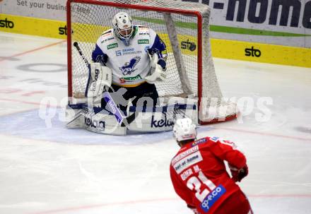 EBEL. Eishockey Bundesliga. VSV gegen KAC. Andreas Bernard,  (VSV), Manuel Geier   (KAC). Villach, am 10.12.2021.
Foto: Kuess
www.qspictures.net
---
pressefotos, pressefotografie, kuess, qs, qspictures, sport, bild, bilder, bilddatenbank