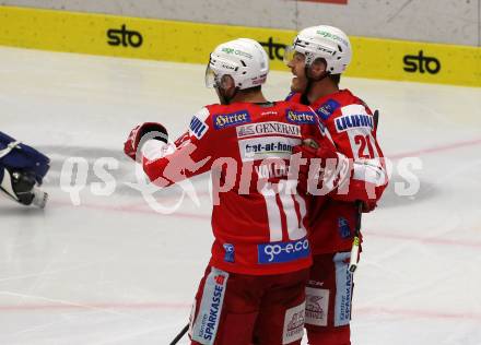 EBEL. Eishockey Bundesliga. VSV gegen KAC.  Torjubel Manuel Geier, Thomas Vallant  (KAC). Villach, am 10.12.2021.
Foto: Kuess
www.qspictures.net
---
pressefotos, pressefotografie, kuess, qs, qspictures, sport, bild, bilder, bilddatenbank